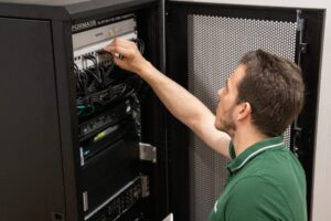 Arbeiten am Rack Arbeiten am Rack S&S Informatik GmbH
